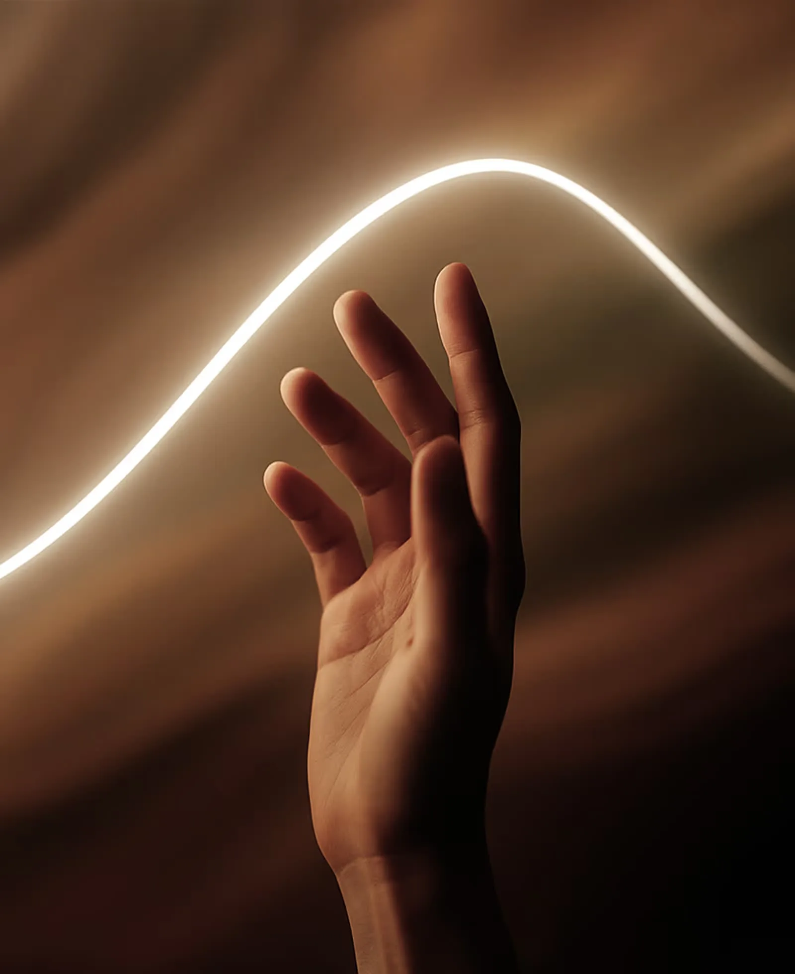Mano alcanzando la luz