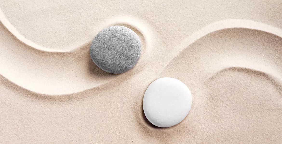 Dos piedras sobre arena
